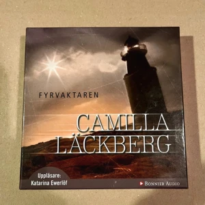 Fyrvaktaren av Camilla Läckberg - Säljer ljudboken 'Fyrvaktaren' av Camilla Läckberg, uppläst av Katarina Ewerlöf. Denna spännande deckare handlar om polisen Patrik Hedström och mysterierna kring Gråskär. Perfekt för dig som älskar kriminalromaner och vill ha något att lyssna på under höstkvällarna. Innehåller flera CD-skivor i ett snyggt fodral.