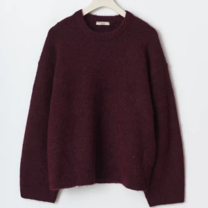 Vinröd stickad tröja från Gina  - Slutsåld vinröd skickad från Gina tricot❤️bra skick då inte använt den så mycket, skriv för fler bilder🥰