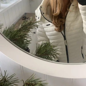 Offwhite pufferjacka från Marikoo - Säljer en snygg offwhite pufferjacka från Marikoo. Jackan har en dragkedja framtill och är quiltad för extra värme. Perfekt för kyliga dagar med sin långa ärm och stilrena design. Den har en normal passform och är i mycket bra skick. Passar perfekt för höst och vinter! Men har en liten svart fläck kan skicka bild på den men är inte sönder någon annan stans💕