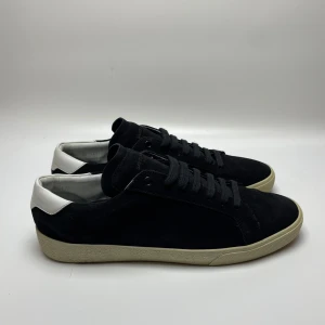 Saint Laurent 06 - Hej! Säljer nu dessa sjukt snygga ysl saint Laurent. Skorna är toppskick! Hör gärna av dig vid frågor. 