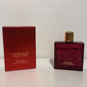 Versace Eros Flame Eau de Parfum - Säljer en Versace Eros Flame Eau de Parfum 100ml, cirka 85-90 Ml kvar. Doften är intensiv och maskulin, perfekt för speciella tillfällen. Kommer i originalförpackning. Passa på att köpa denna lyxiga parfym!