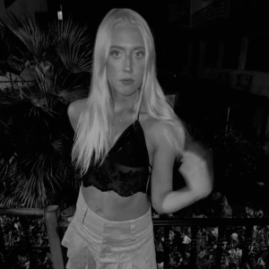 Beige mini kjol  - Säljer en mini beige kjol som liknar miu miu kjolen, med stilrena veck . Perfekt för både vardag och festliga tillfällen. Har även en liknande i grått om de är av intresse 💕