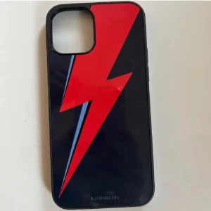 Mobilskal med blixtmotiv från Bjornberry - Snyggt mobilskal från Bjornberry med ett iögonfallande blixtmotiv i rött och blått mot en svart bakgrund. Perfekt för att ge din telefon ett unikt och stilrent utseende.