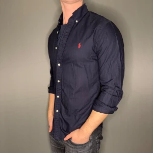 Ralph lauren skjorta - Hej säljer nu min fina Ralph Lauren skjorta i storlek M. Den är i nyskick (behöver bara strykas)och kommer vara otroligt snygg i höst/vinter. Nypris cirka 1500kr! Vi kommer att sälja liknande produkter nu närmare vinter så glöm inte följa profilen!🌊🍾