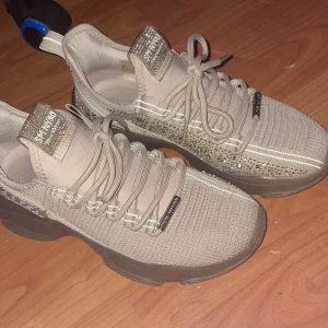 Steve madden sneakers - Använda 2 gånger, storlek 39, köpta för 1,2k kr