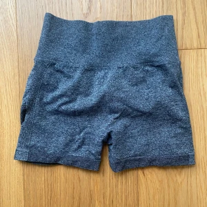 Gymshorts med scrunch - Säljer dessa träningsshorts med scrunch i rumpan som framhäver figuren fint. Storlek S, mycket bra skick. Säljer då de tyvärr är för små🙏☺️
