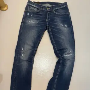 Dondup Jeans - Modell George - Storlek:31 - Skick 9,5/10 - Nypris: 3000-4000 kr - Mitt pris: 1199 kr - Sjukt snygga och eftertraktade! Hör av dig vid frågor🙂