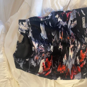 Stronger crop top - Säljer denna fina crop topp från stronger i storlek XS, fint skick! Nypris är 400kr och säljer för 180kr❤️