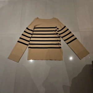 Beige och svart randig tröja från Bubbleroom - Har aldrig använts. Storlek Xs men funkar i S/M som jag egentligen har.