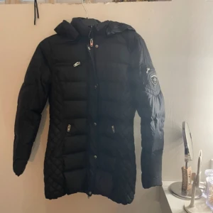 Svart dunjacka från Rockandblue - Säljer en svart dunjacka från Rockandblue i mycket bra skick. Går att pruta!