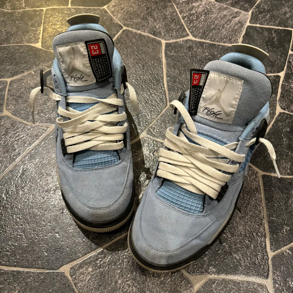 Säljer ett par snygga jordan 4 university blue. Perfekta för både vardag och fest! Skorna är i mycket bra skick och redo för nya äventyr.. Kengät.