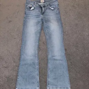 Ett par snygga ljusblå bootcut jeans från 157 i storlek M short. De kommer inte till användning längre. De är i bra skick, har använts ett par gånger och de är lite slitet längst ner på benet🩵