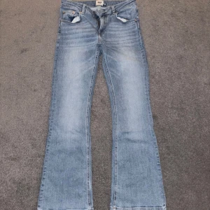 Ljusblå bootcut jeans - Ett par snygga ljusblå bootcut jeans från lager 157 i storlek M short. De kommer inte till användning längre. De är i bra skick, har använts ett par gånger och de är lite slitet längst ner på benet🩵