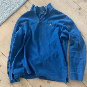 Ralph Lauren half zip tröja  - Säljer pga den inte används mycket bra skick skulle jag säga om inga tecken på slit men om ni vill ha någon specefik bild får ni fråga!