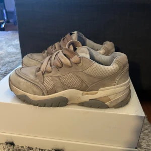 Axel Arigato Sneaker ”Catfish” - Säljer ett par beige sneakers (riktiga färgen, ej smutsiga) från Axel Arigato. Skorna är storlek 42. Köpta för ca 2 år sen och inte så använda. Nypris ~ 2.5k-3k. Mitt pris under 1300kr