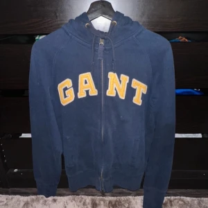 Blå hoodie från GANT - Säljer en snygg blå hoodie från GANT i bra skick