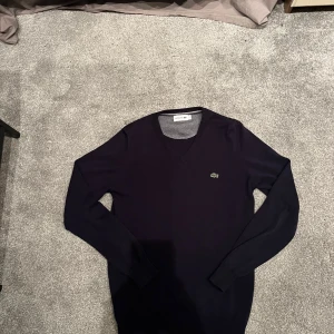 Jätte fin lacoste tröja  - Hej säljer en jätte fin lacoste tröja i 100% bommul perfekt nu till vintern då den både är varm och riktigt snygg hav ar er vid frågor 