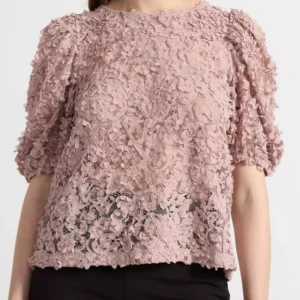 Rosa spetsblus - Rosa spetsblus med korta puffärmar. SLUTSÅLD PÅ HEMSIDA, ALLA STORLEKAR! Nypris:399 Mitt pris: 299 ANVÄND 1 ggr