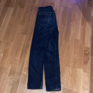 Mörkblå jeans från Lee - Snygga mörkblå jeans från Lee i modellen Daren. De har en klassisk femficksdesign och en rak passform. Perfekta för en stilren look. Nypris 1000kr