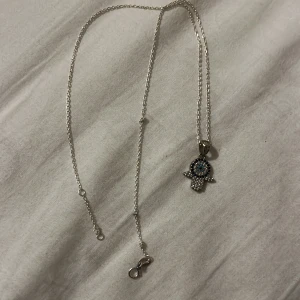 Silverhalsband - Äkta silver halsband. Som man ser har halsbandet traslat ihop sig men de går fortfarande att använda. 