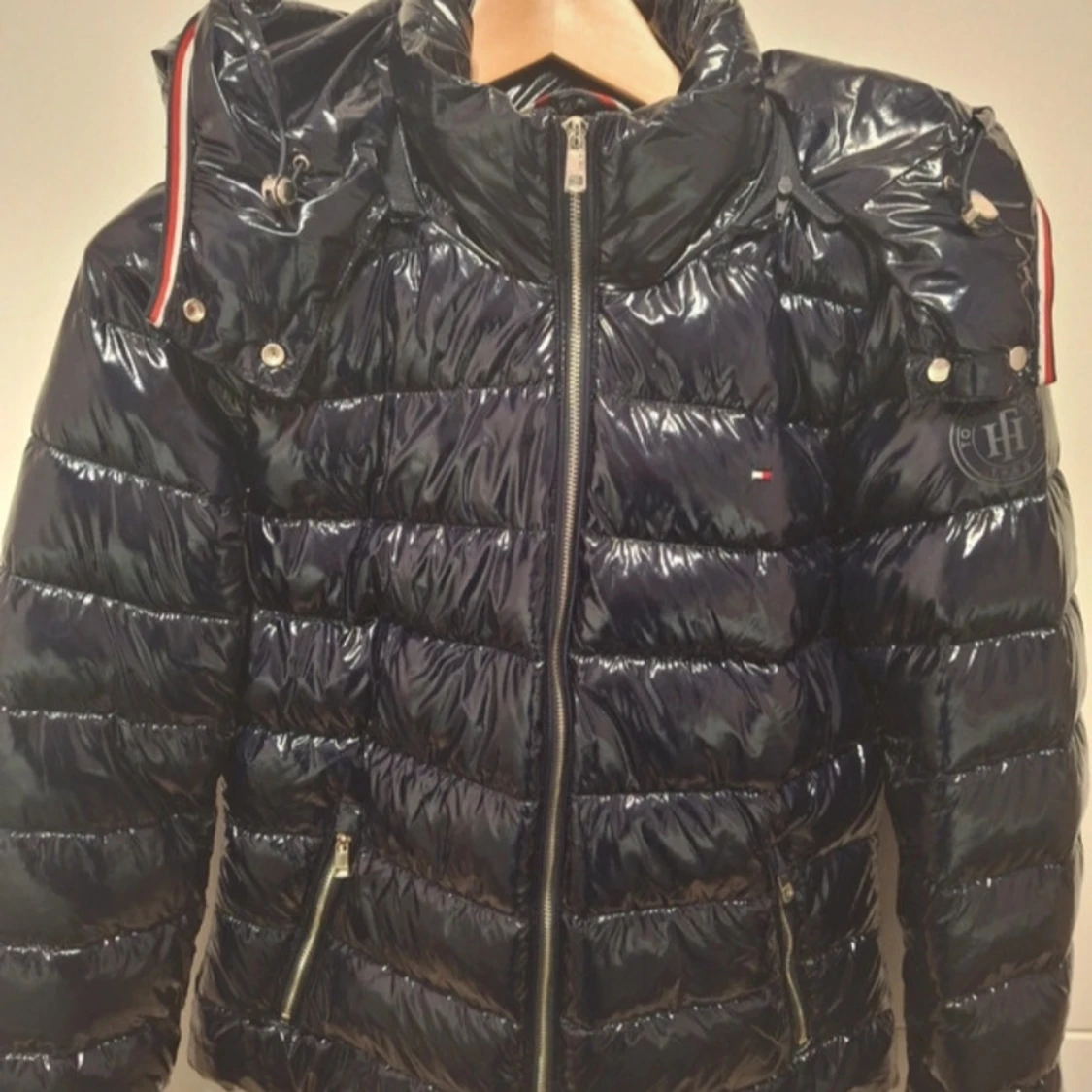 Mörkblå pufferjacka från Tommy Hilfiger