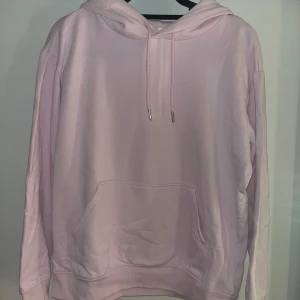 Ljusrosa hoodie - Säljer en supermjuk och bekväm ljusrosa hoodie. Använd fåtal gånger inga skador! 
