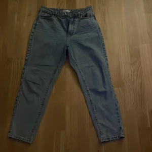 Blå jeans  - Säljer ett par snygga blå jeans  i storlek 38. De är i bra skick. Perfekta för vardagsbruk med en bekväm passform och dragkedja framtill. Passar till alla tillfällen!