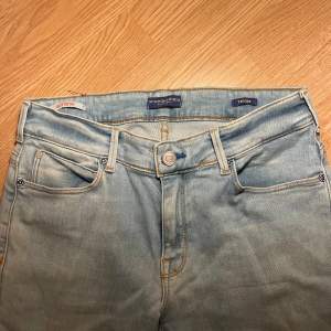 Säljer ett par ljusblå jeans från Scotch & Soda i nyskick. De har en slim passform och är lätt att matcha till andra plagg. Jeansen passar till någon som är mellan 155cm till 170 cm lång. Jag har nästan aldrig använt dom så de är som nya. Inga skador alls. Nypris ligger på ca 1000 kr och jag säljer dom för 350kr. Tveka inte att höra av er om ni har frågor eller funderingar!