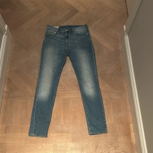 Blå jeansbyxor - Säljer ett par klassiska blå jeans i bra skick. De har en normal passform. Använda. Pris kan väl diskuteras. Säljer för att dom är för små
