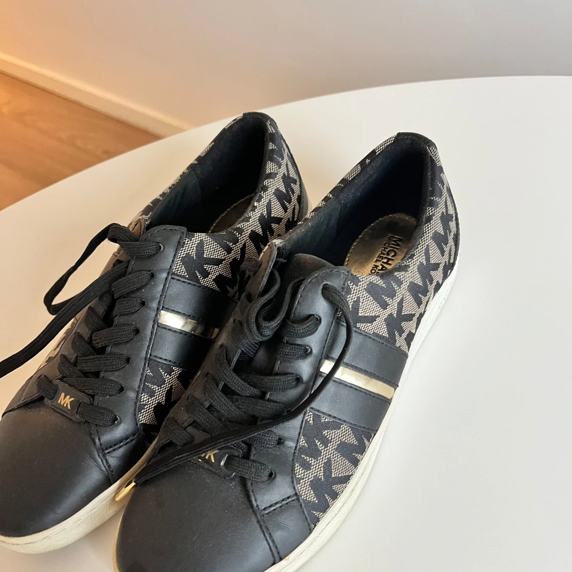 Svarta sneakers från Michael Kors - 90