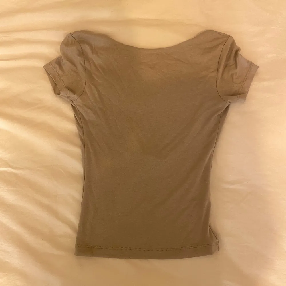 Beige/grå topp som inte har några defekter. Storlek S eller Xs. Yläosat.