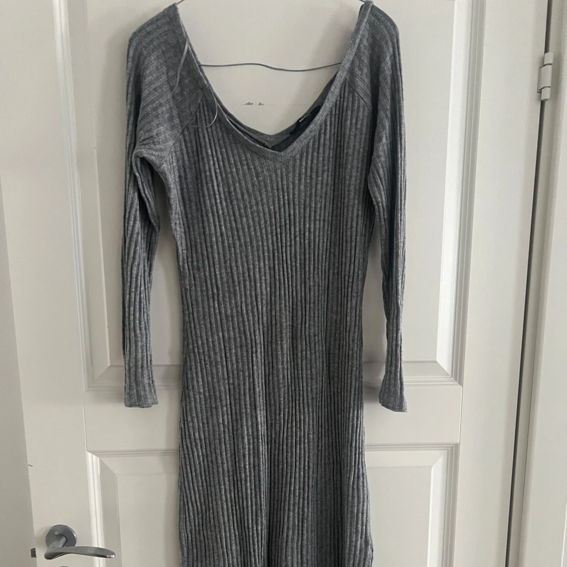 Grå ribbad klänning från Bik Bok