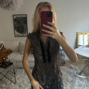Leopardtopp - Trendig leopardmönstrad blus med volangdetaljer 💘Storlek S