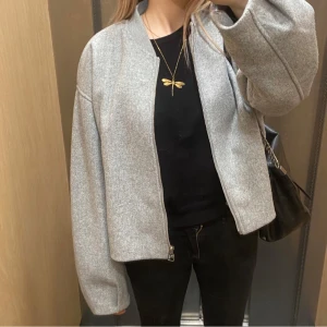 Grå bomberjacka zara  - Jätte fin grå bomberjacka från zara. Jättebra skick och knappt använd 