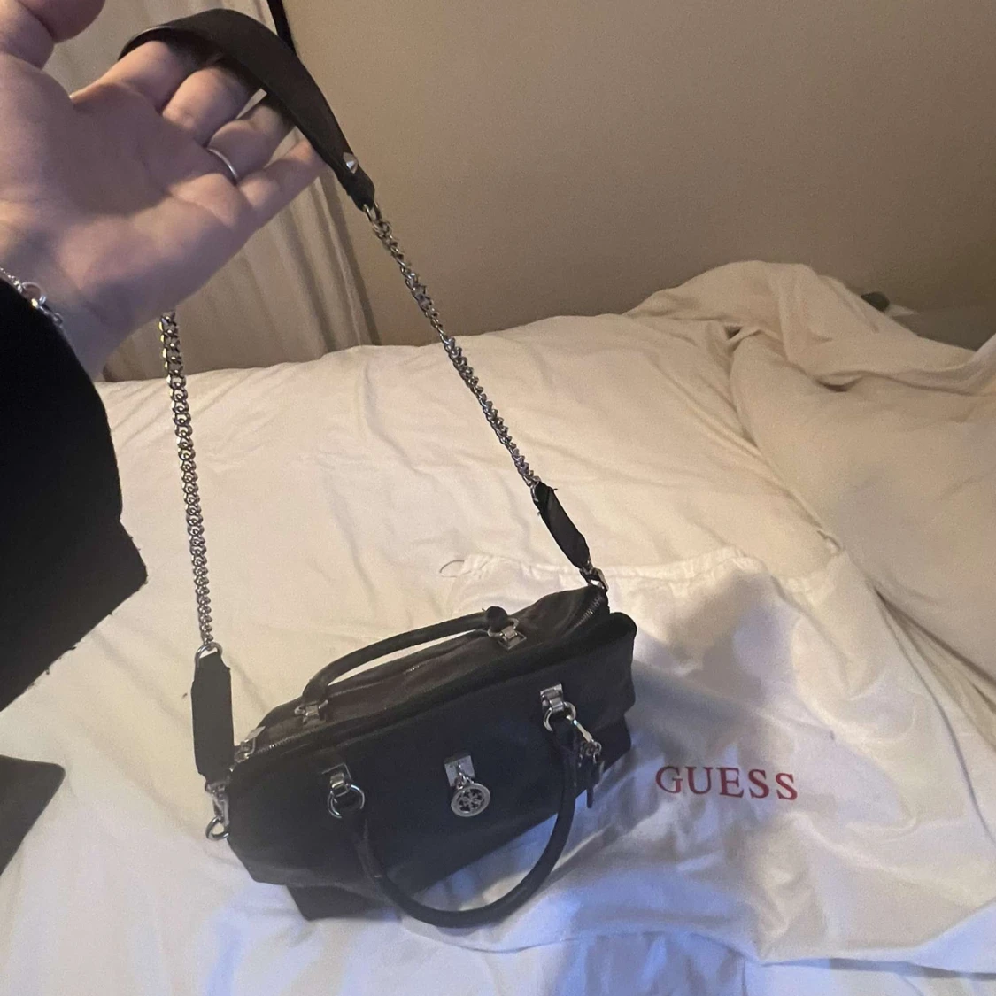 Svart handväska från Guess - 91