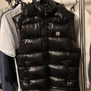 Moncler vest - Moncler vest i mycket bra skick, om du har funderingar kom pm🙏