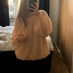 Stickad tröja - Mysig ljusrosa och persikofärgad stickad tröja med ett diskret rutmönster.🌸 Tröjan har långa ärmar med elastiska muddar och en rund halsringning. Perfekt till vinter 🤍Kontakta vid frågor 💌