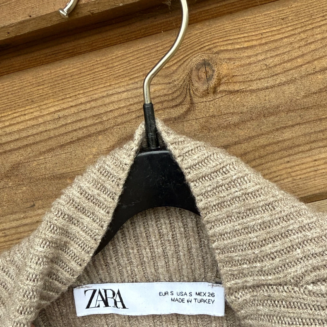 Grå ribbad polotröja från Zara - 2