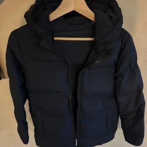 Mörkblå dunjacka från Jack & Jones - Säljer denna stilrena Jack & Jones jackan i storlek 164! Perfekt för kalla dagar och en klassisk look. Jackan har använt ett fåtal gånger och är i 8/10 skick! Kan disskutera pris vid snabb affär.