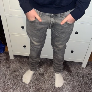 Gråa Tiger of sweden jeans! - Tja, säljer dessa feta tiger of sweden jeans. Med slim passform. Dom är storlek 34,34 men passar som 32,32. Modellen är 180 och väger 60kg