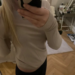 Beige långärmad tröja - Jätte fin och skön tröja som funkar till alla väder💓 skriv om du har frågor!