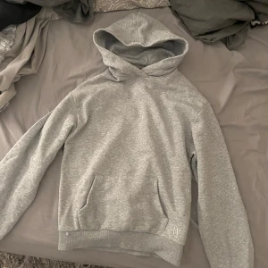 fluffig hoodie grå xs - så mysig grå hoodie i stl xs, fluffig på insidan och aldrig använd bara testad en gång! 💓