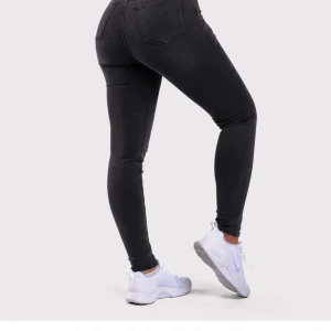 Svarta jeans från Peach - Snygga svarta jeans från Peach med en tight passform. De är högmidjade och har en klassisk femficksdesign. Perfekta för en stilren look. De är aldrig använda och formar rumpan väldigt fint. nypris 898 kr
