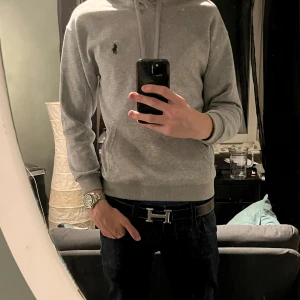 Grå hoodie från Ralph Lauren - Säljer en stilren grå hoodie från Ralph Lauren i riktigt bra skick. De bara att skriva om du har någon fråga.