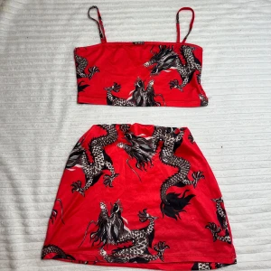 Röd drakmönstrat set  - Snyggt, rött set med drakmönster. Toppen har smala axelband och en figurnära passform. Fått mycket komplimanger för detta set!✨❤️