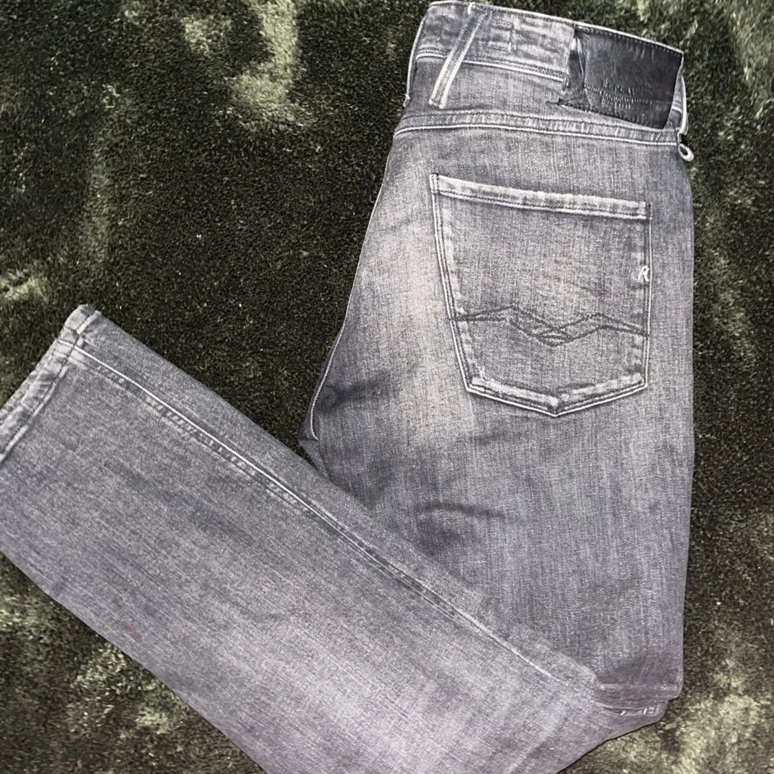 Grå jeans med slitningar - 2