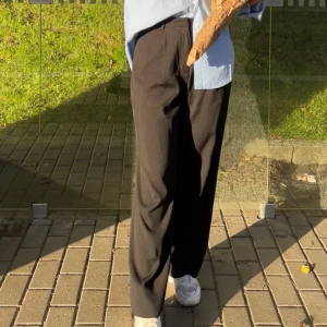 Svarta kostymbyxor - Snygga svarta kostymbyxor med hög midja och rak passform. Perfekta för en stilren look. De är lite för långa för mig så jag har använt fållfix som går att tvätta bort 