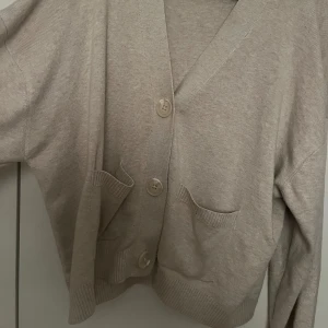 HM kofta - Superfin kofta från HM i stl M men passar mig som har S superbra!! Perfekt att ha över och likadan som bild två fast ljusare beige💕💕knappt använd 