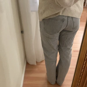 Grå jeans - Gråa snygga jeans från Gina Tricot ”low straight jeans” som inte kommer till använding. Sitter bra i längden, lite små i midjan💞💞