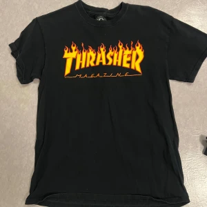Thrasher t-shirt  - Storlek M, använd fåtal gånger. Finns små sprickor i trycket, skriv för fler bilder! Frakt tillkommer 